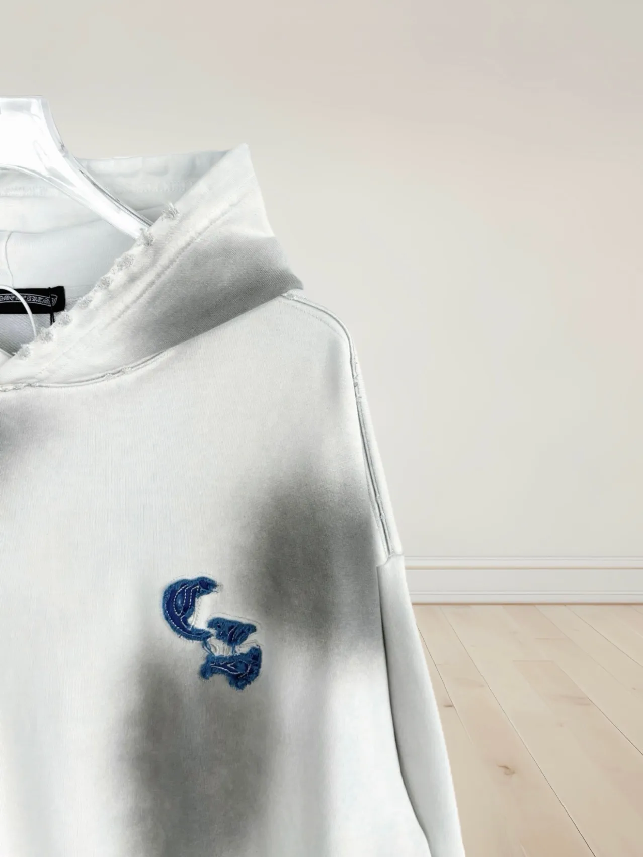 P340 [Higher version] Chrome Hearts*Chrome heart patch embroidered horseshoe logo‼ ️Hooded sweatshirt *Made of 430g pure cotton sweatshirt fabric with double yarns. The fabric is woven with double yarns and twisted together. The strength is 40% higher than that of single yarns, forming a three-dimensional texture similar to the texture of tripe. It not only maintains the moisture absorption and breathability of pure cotton, but also achieves "softness and not collapse" through double yarn thickening. The whole strip of Maliu scanning spray technology uses the washing process to produce a natural fading effect in parts, and the os version has a more lazy and loose feeling. *Laser burnt patch embroidery➕Frayed process: micro-label on the chest patch, large logo horseshoe pattern on the back, heavy laser burnt three-dimensional patch embroidery pattern design, washed and frayed, and the overall garment presents a lazy style. *Whether it is daily outings or sports and fitness, you can show your trendy attitude and become the focus of the street. Same style for men and women 𝐂𝐎𝐋𝐎𝐔𝐑: white, blue, black 𝐒𝐈𝐙𝐄: S-XL